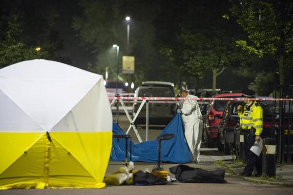 Egy kocsi gyalogosok közé hajtott, egy fiatalt pedig "gépfegyverrel" lőttek meg Angliában 4