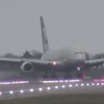 Szinte teljesen oldalra fordulva landolt egy repülő a hatalmas viharban London repterén