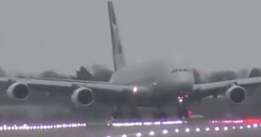 Szinte teljesen oldalra fordulva landolt egy repülő a hatalmas viharban London repterén