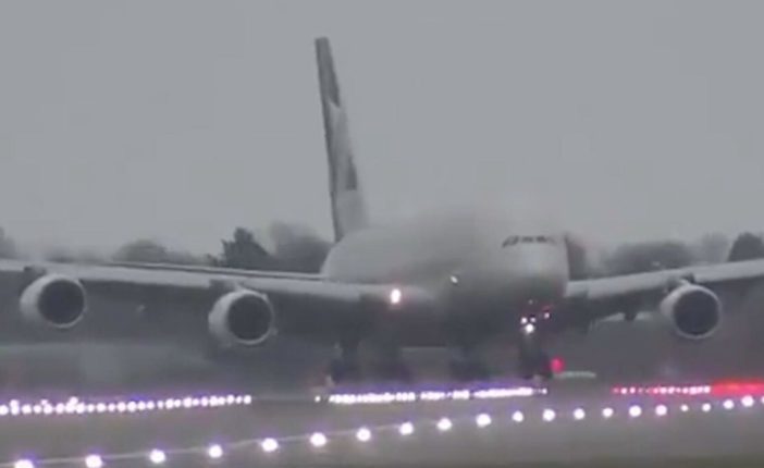 Szinte teljesen oldalra fordulva landolt egy repülő a hatalmas viharban London repterén 1