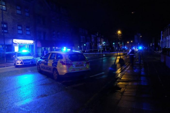 Egy férfit fejbe lőttek, két fiatalt pedig leszúrtak az emberek szeme láttára Angliában 4