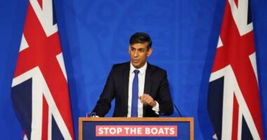 Bajban a brit miniszterelnök – gyűlnek a leváltásához szükséges bizalmatlansági levelek, lázadnak a képviselők, lemondott a bevándorlásügyi miniszter