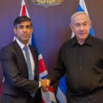 „Izraelnek joga és kötelessége a Hamász nyomába eredni, mi azt akarjuk, hogy nyerjetek” – a brit miniszterelnök Izraelbe látogatott és „érdekes” dolgokat nyilatkozott