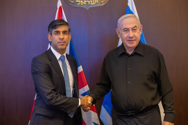 „Izraelnek joga és kötelessége a Hamász nyomába eredni, mi azt akarjuk, hogy nyerjetek” – a brit miniszterelnök Izraelbe látogatott és "érdekes" dolgokat nyilatkozott 19