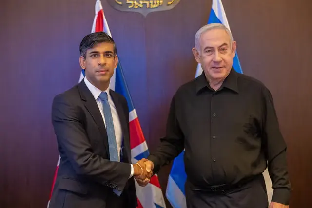 „Izraelnek joga és kötelessége a Hamász nyomába eredni, mi azt akarjuk, hogy nyerjetek” – a brit miniszterelnök Izraelbe látogatott és "érdekes" dolgokat nyilatkozott