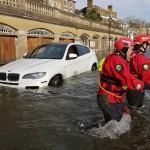 Autókat árasztott el és embereket szigetelt el a megáradt Temze Londonban és környékén