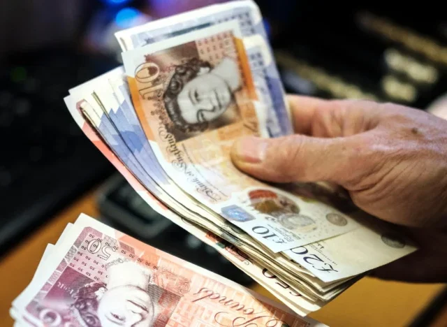 Fontos változások jönnek áprilistól a támogatásoknál Angliában – kifizetési dátumok, emelések és segítségek