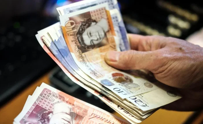 Fontos változások jönnek áprilistól a támogatásoknál Angliában – kifizetési dátumok, emelések és segítségek