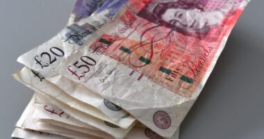 Több mint 300 ezer ember vesztette el a támogatásait Nagy-Britanniában - fejenként átlag havi 1000 fonttól esnek el