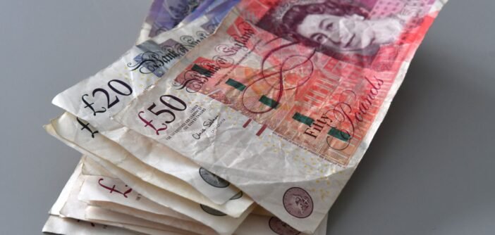 Több mint 300 ezer ember vesztette el a támogatásait Nagy-Britanniában - fejenként átlag havi 1000 fonttól esnek el Több mint 300 ezer ember vesztette el a támogatásait Nagy-Britanniában - fejenként átlag havi 1000 fonttól esnek el