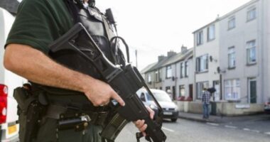 A terrorfenyegetettségi szintet "súlyosra" emelték az Egyesült Királyságban - miért, és mit jelent ez
