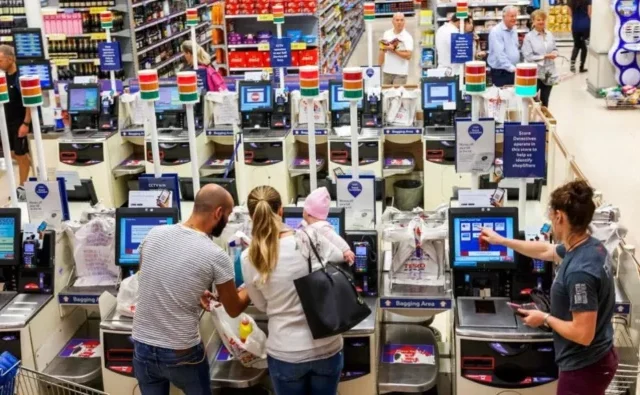 Új, kamerás rendszert vezet be a Tesco Nagy-Britanniában a lopások és a kasszánál történő trükközések ellen