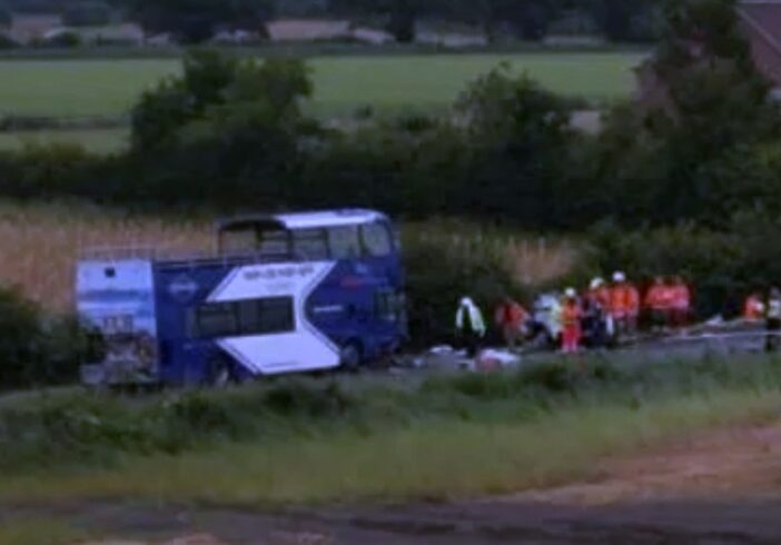 Súlyos baleset, egy emeletes busz és egy tesla ütközött Angliában, Yorkban – egy ember meghalt, többen megsérültek 6
