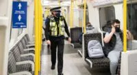 Figyelem, a rendőrök már nem csak szólongatnak, elkezdték keményebben büntetni a maszkot nem viselőket Londonban