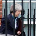 Hatalmas a felháborodás, miután a brit miniszterelnök váratlanul kihátrált a mai Brexit szavazásból