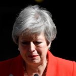 Theresa May bejelentette lemondását és annak dátumát: könnyek közt elcsukló hangon köszönt el