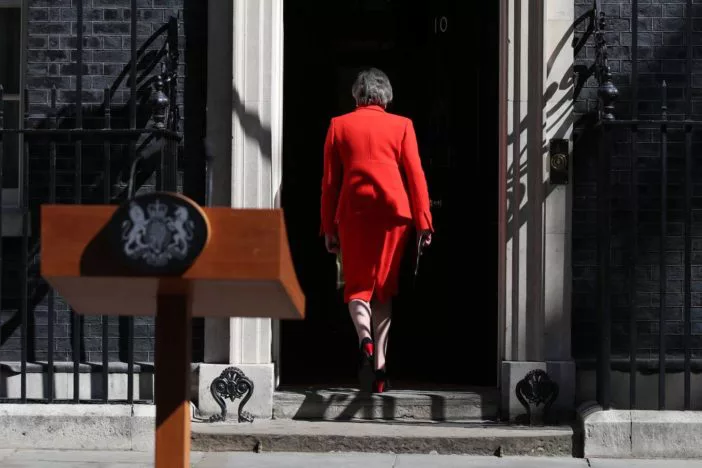 Theresa May bejelentette lemondását és annak dátumát: könnyek közt elcsukló hangon köszönt el 4