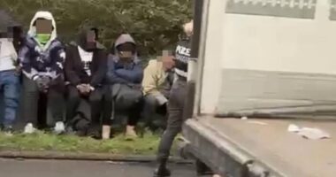 13 migránst találtak egy kamion hátuljában Angliában az M40-es autópályán