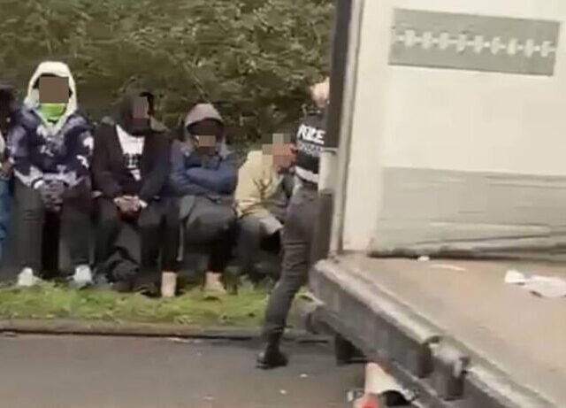 13 migránst találtak egy kamion hátuljában Angliában az M40-es autópályán