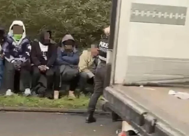 13 migránst találtak egy kamion hátuljában Angliában az M40-es autópályán
