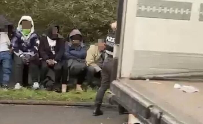 13 migránst találtak egy kamion hátuljában Angliában az M40-es autópályán