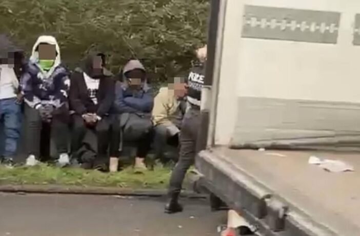 13 migránst találtak egy kamion hátuljában Angliában az M40-es autópályán 13 migránst találtak egy kamion hátuljában Angliában az M40-es autópályán