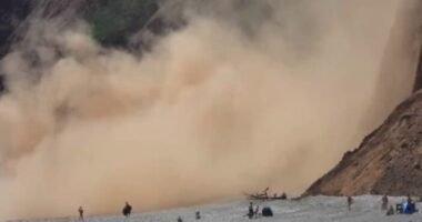 Hatalmas sziklaomlás Devonban a tengerparton - hajszálon múlt néhány napozó ember élete