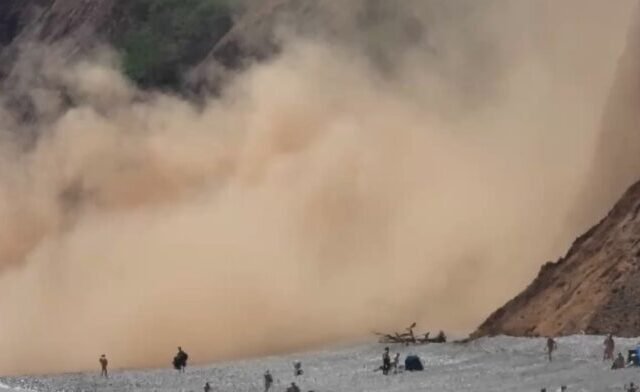 Hatalmas sziklaomlás Devonban a tengerparton – hajszálon múlt néhány napozó ember élete