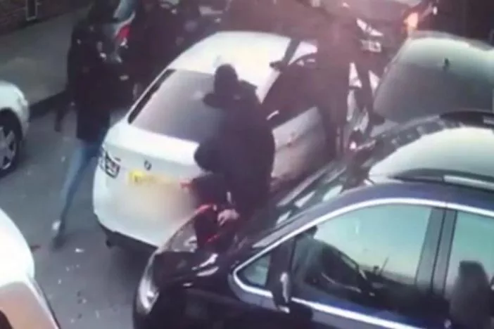 Csoportosan megtámadtak és fejbe késeltek egy férfit Londonban 6