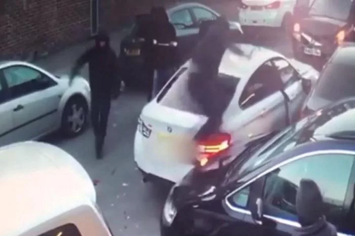 Csoportosan megtámadtak és fejbe késeltek egy férfit Londonban 1