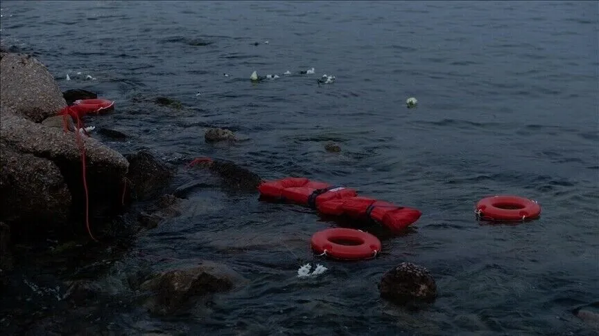 Lángra kapott egy migránsokat szállító „mega-csónak” a La Manche csatornán – 157 ember életét kellett megmenteni Lángra kapott egy migránsokat szállító „mega-csónak” a La Manche csatornán – 157 ember életét kellett megmenteni