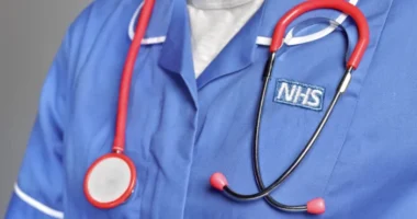 Letartóztattak egy NHS-orvost Walesben kiskorú sérelmére elkövetett szexuális bűncselekmények gyanúja miatt