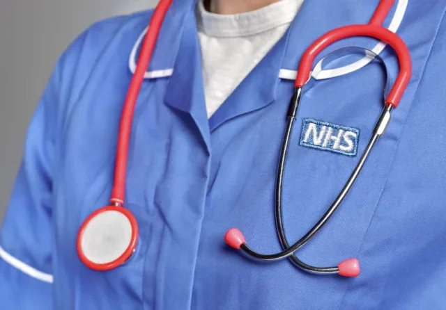 Letartóztattak egy NHS-orvost Walesben kiskorú sérelmére elkövetett szexuális bűncselekmények gyanúja miatt