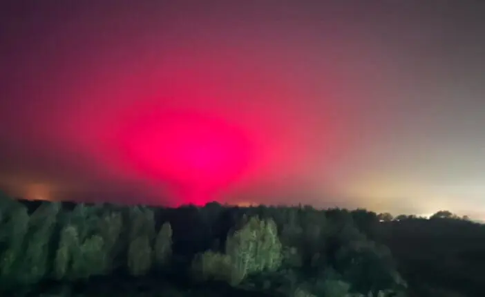 Egy csomóan megörültek, hogy a "csodálatos sarki fényt" látják Anglia egén, erre kiderült, hogy a szomszédos gyárban felkapcsoltak egy lámpát