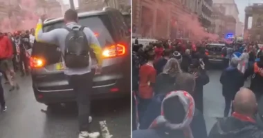 Itt a videó, amin látszik, ahogy az autó a tömegbe hajt Angliában, Liverpoolban