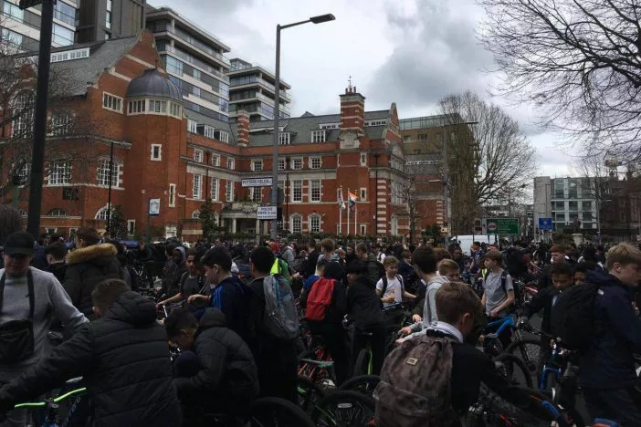 Több ezer fős tüntetés London belvárosában: biciklisek ezrei lepték el az utcákat
