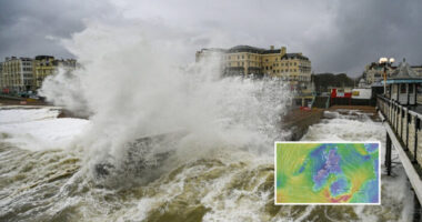 Tornádóriasztást adtak ki Nagy-Britannia déli felére egészen Londonig – hatalmas utazási káoszt okoz a Ciarán vihar