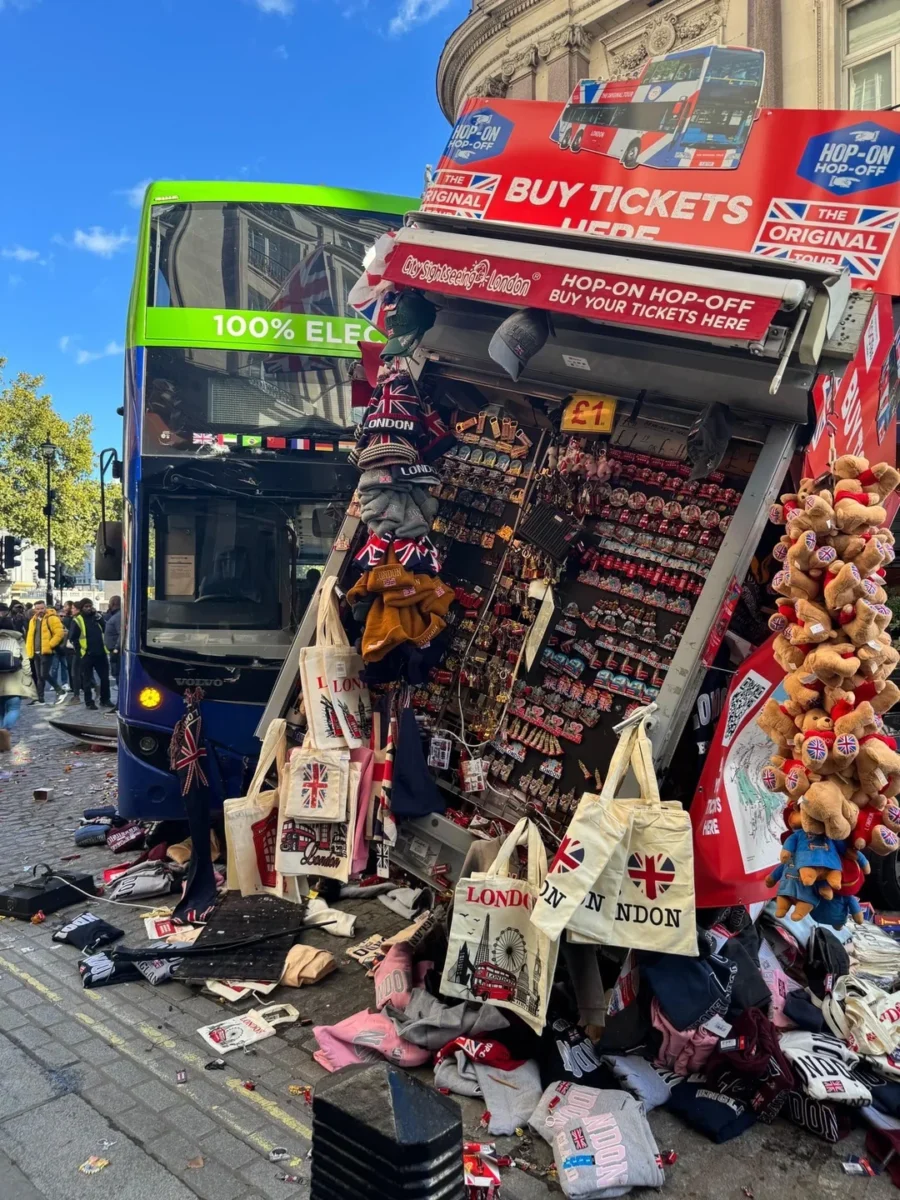 Buszbaleset London szívében: Turistabusz csapódott egy szuvenírárus bódéjába a Trafalgar téren Buszbaleset London szívében: Turistabusz csapódott egy szuvenírárus bódéjába a Trafalgar téren