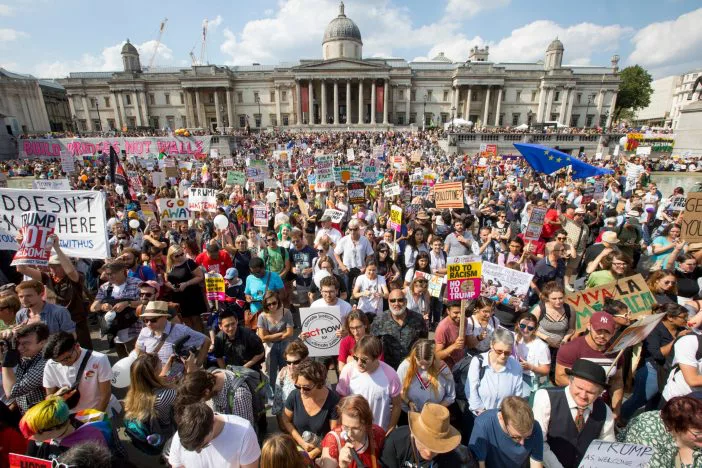 Óriási tüntetés és karneváli hangulat Londonban az amerikai elnök érkezésének "tiszteletére"