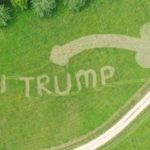 Hatalmas üzenettel várták az amerikai elnököt Angliában, ami már a repülőről is látszott