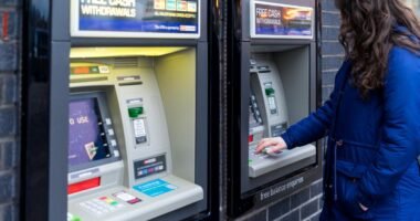 Több, mint 200 év után eltűnik az utcákról az egyik legnagyobb bank Nagy-Britanniában