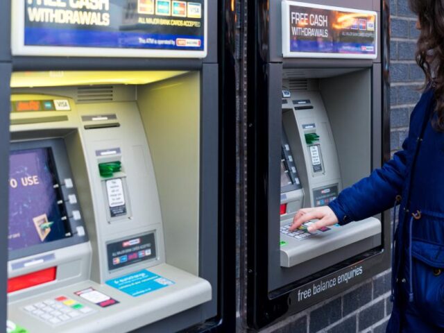 Több, mint 200 év után eltűnik az utcákról az egyik legnagyobb bank Nagy-Britanniában