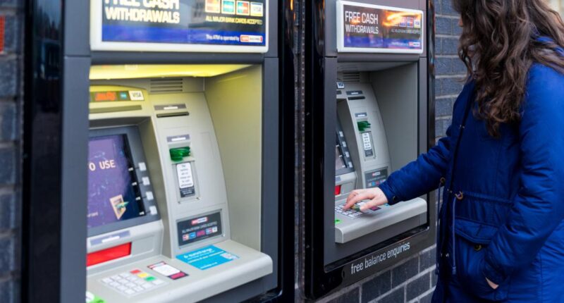 Több, mint 200 év után eltűnik az utcákról az egyik legnagyobb bank Nagy-Britanniában