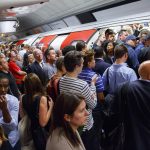 Szuper újítás lép életbe mától a londoni metróvonalon, aminek rengetegen örülnek