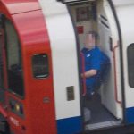 Teljesen kinyitott ajtóval ment az egyik metróvezető Londoban