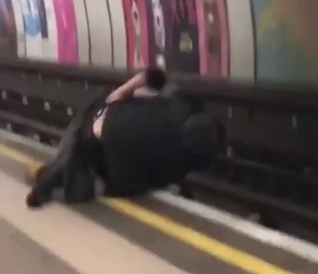 Óriási mázlija volt két fiatalnak az egyik londoni metrómegállóban, pillanatokon múlt az életük 4