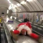 Hatalmasat zakózott egy srác a londoni metró mozgólépcsőjén, és az egész internet rajta röhög