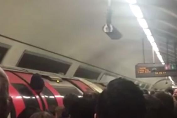 A nyakánál fogva ragadt az ajtók közé egy alkalmazott a londoni metrón 2
