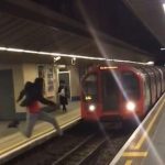 Életveszélyes, vakmerő mutatványt hajtott végre egy fiatal a londoni metrómegállóban