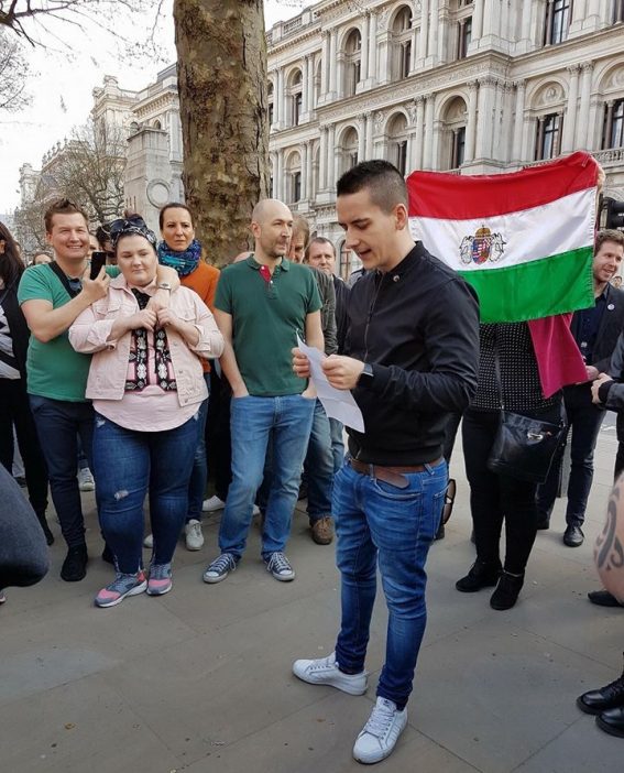 Ilyen volt a Londoni magyar tüntetés képekben: az angliai magyarság is utcára vonult 11
